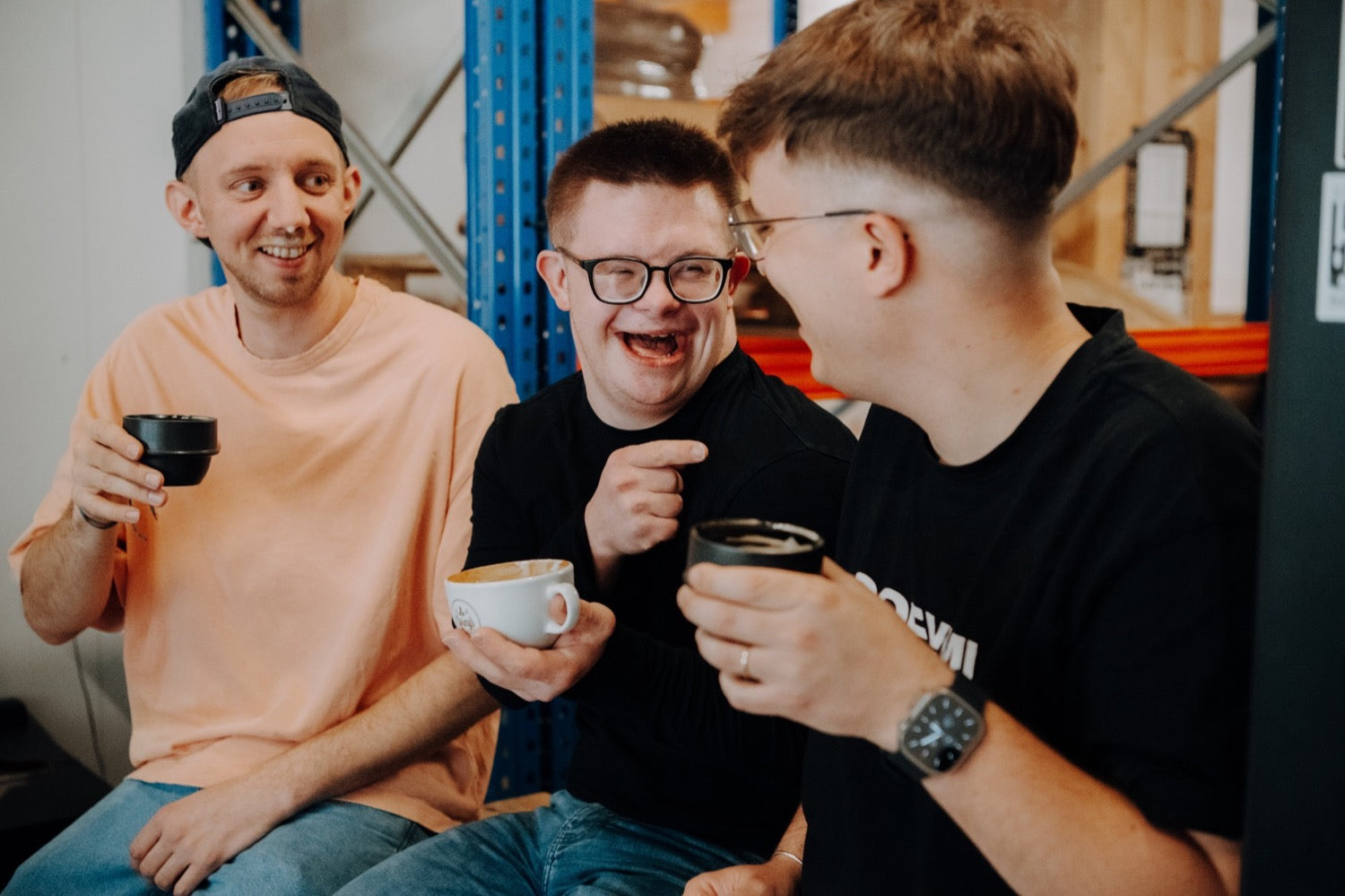 Kaffeepause im Team, im Lager der Rösterei